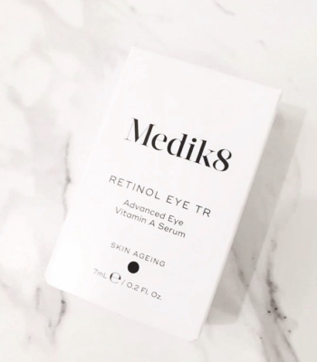 Nyt saatavilla liikkeistämme @officialmedik8 Retinol silmänympärysseerumi yökäyttöön.
⠀⠀⠀⠀⠀⠀⠀⠀⠀⠀⠀⠀
✔️Sopii kaikille ihoille, mutta etenkin ikääntyneelle iholle.
✔️Kirkastaa, kiinteyttää, stimuloi kollageenia, kosteuttaa ja vähentää hienoja juonteita.
✔️Time-Release -teknologia, joka vähentää A-vitamiinin ärsyttävää vaikutusta ja vapauttaa A-vitamiinin turvallisesti ihoon.
✔️Sisältää 0,1% A-vitamiinia.
✔️Pohjana jojobaöljy. Sisältää myös E-vitamiinia.
⠀⠀⠀⠀⠀⠀⠀⠀⠀⠀⠀⠀
#bluelagoonbeauty #kauneushoitolahelsinki #kauneushoitolaespoo
#medik8 #skintreatment #medik8retinol #retinol #retinolserim #skincare