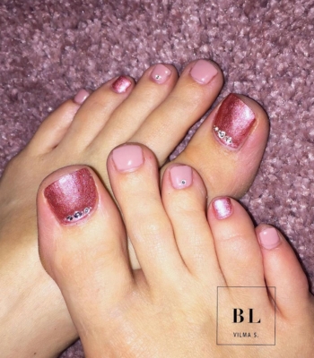 Kauniit ja kestävät Shellac -kestolakkaukset varpaisiin????
#BLVilmaS #bluelagoonbeauty #nails #isoomena #shellac #cndshellac