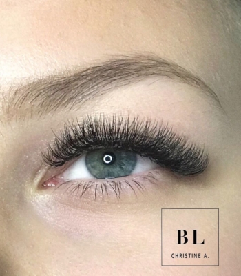 Näyttävät volyymiripset tekevät katseesta upean ja intensiivisen!???? #BLChristineA #bluelagoonbeauty #isoomena #volymelashes #lashes #lashextensions