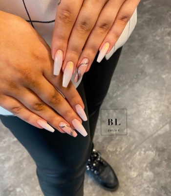 Upeat ja näyttävät rakennekynnet Emilia P.n käsialaa???? #blemiliap #bluelagoonbeauty #nails #isoomena
