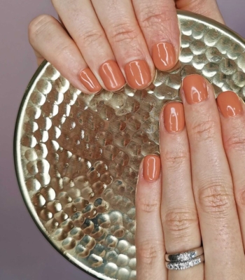Shellac-lakkaus on hyvä vaihtoehto kynsillesi, kun haluat huolitellun näköiset kynnet, mutta et kaipaa niihin lisäpituutta. Shellac on kynnelle hellävarainen vaihtoehto, sillä lakka otetaan pois liottamalla! #shellacsuomi #instanails #bluelagoonturku #bluelagoonbeauty #kauneushoitolaturku #BLAnniS @bluelagoonbeauty