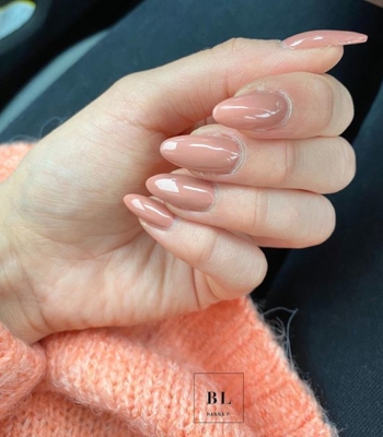 Geelikynsillä siisti ja huoleton look☀️ #blhannap #nails #isoomena #bluelagoonbeauty