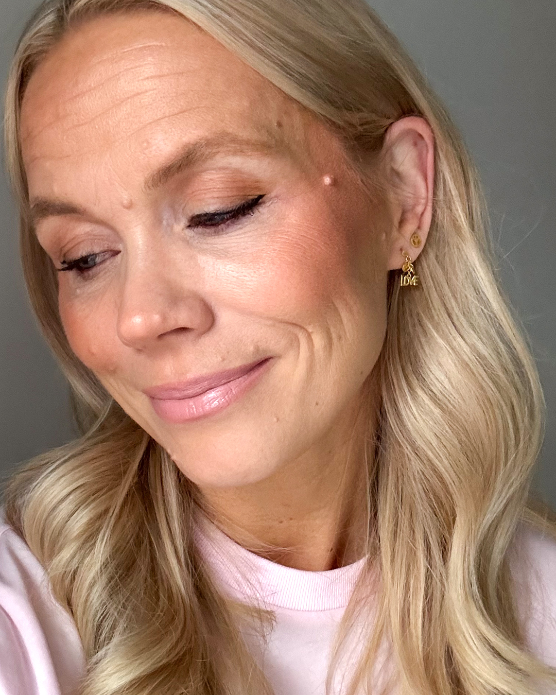 Tämän kuvan nimi on hanniksen-iho-mikroneulauksen-jalkeen-meikilla-elisa-s-ainoa